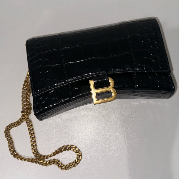 BALENCIAGA
Hourglass Shiny Mock-Croc Chain Wallet - Picture 9 of 11